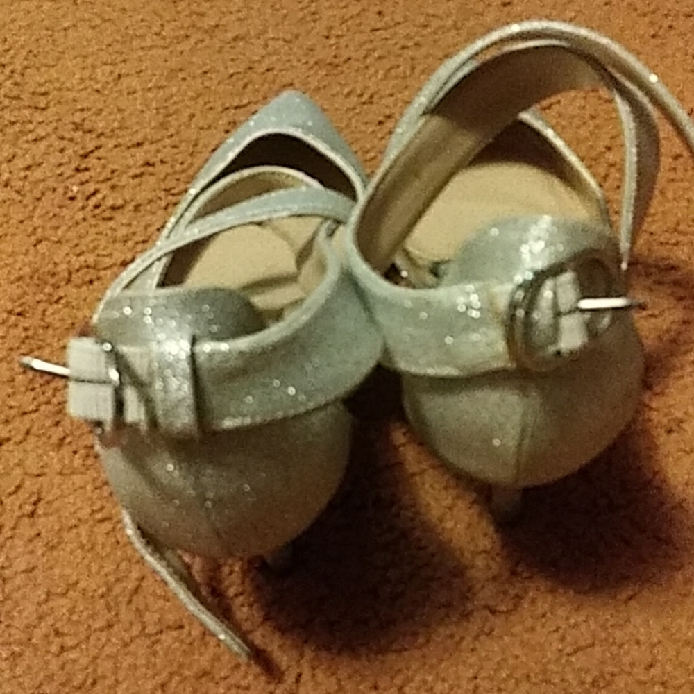 Silver heels - Picture 2 of 6
